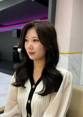 セミロング カラー 岡山 愛のヘアスタイル