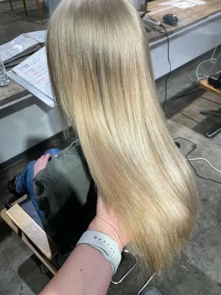 ロング カラー ハイトーン/レイヤー /ケアブリーチ石川治のヘアスタイル