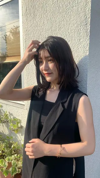 ミディアム 岡田 知佳のヘアスタイル