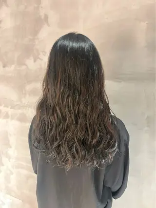 セミロング KAREN（ému） 伏見/パーマモデルのヘアスタイル