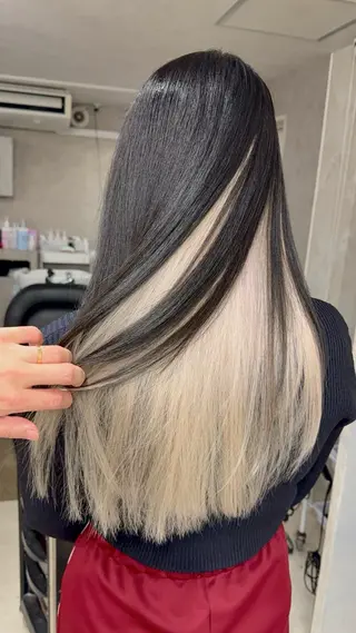 ロング 前髪カット🩶レイヤ ー🩶ハイトーン🩶のヘアスタイル