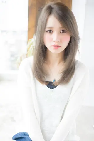 セミロング Soleriaソレリア所属・おしゃれ染めで白髪 ぼかし/山口玲緒奈のヘアスタイル