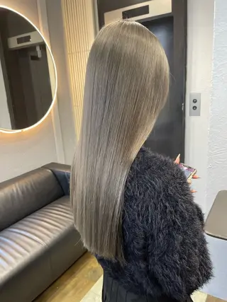 ロング カラー TATSUブリーチ/ ミルクティーベージュのヘアスタイル