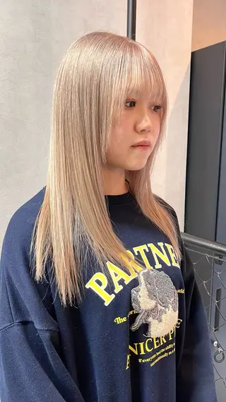 セミロング カラー 泉水 彩希のヘアスタイル