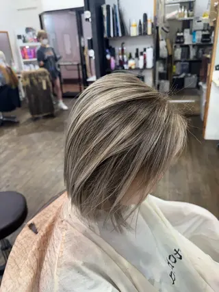 ミディアム 田子🦋ハイトーン 🫐耳つぼジュエリーのヘアスタイル