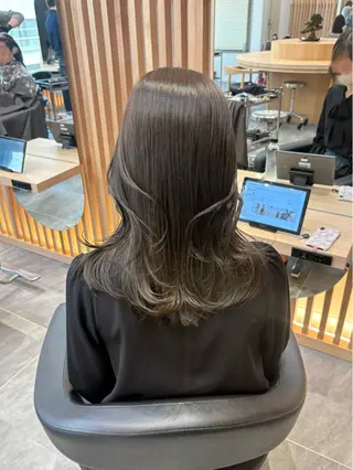 セミロング カラー Ella所属・nana【艶髪】/ レイヤー/縮毛矯正のヘアスタイル