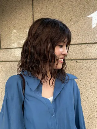 ミディアム パーマ 萱野 真奈のヘアスタイル