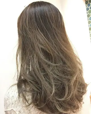 ロング カラー ラフィスヘアーココ所属・山口 志のヘアスタイル