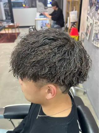 ミディアム 👑パーマの王様👑 【メンズ専門店】のヘアスタイル