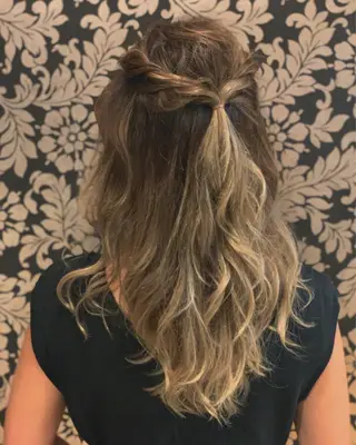 セミロング ヘアアレンジ 岩本 菖のヘアスタイル