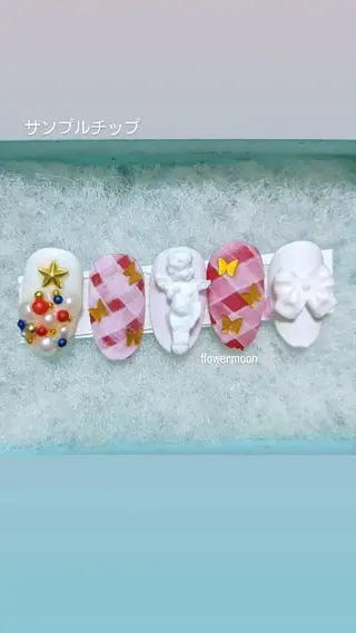 ネイル フラワー ムーンのネイルデザイン