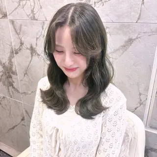 セミロング カラー momochan🍑 透明感白玉カラー♡のヘアスタイル