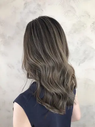 ロング AHNKISM所属・トレンドレイヤー/ 透明感カラーのヘアスタイル