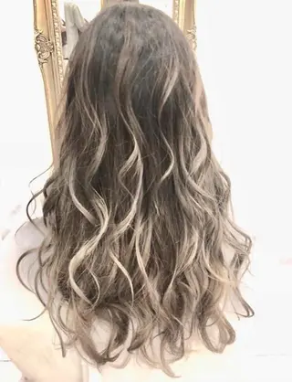 ロング カラー GRANDE アオキのヘアスタイル