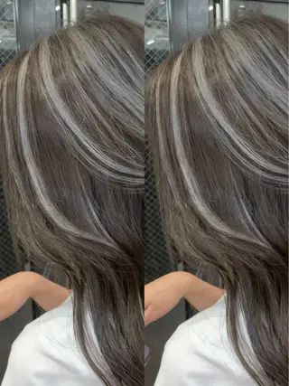 ロング カラー ⚡️ブリーチリタッチ グレー/ハイライトのヘアスタイル