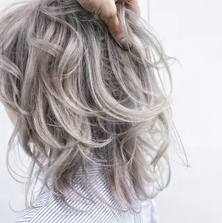 セミロング カラー 艶髪✨ハイトーン ✨ホワイト✨北宗一郎のヘアスタイル