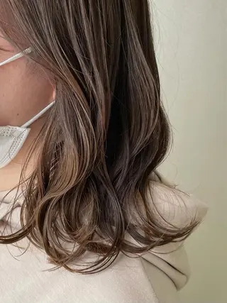 ミディアム カラー 沢田 瞳のヘアスタイル