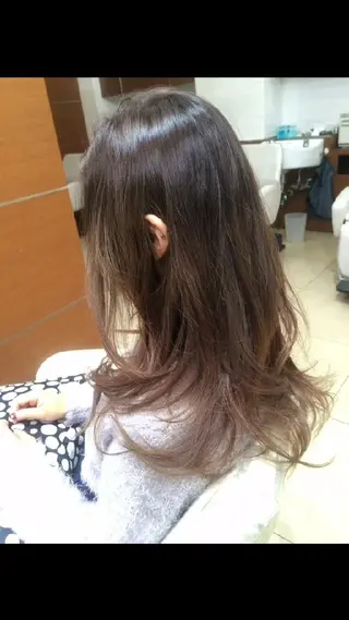 セミロング パーマ カラー 岩出 俊のヘアスタイル