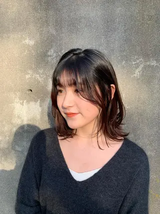 ミディアム 岡田 知佳のヘアスタイル