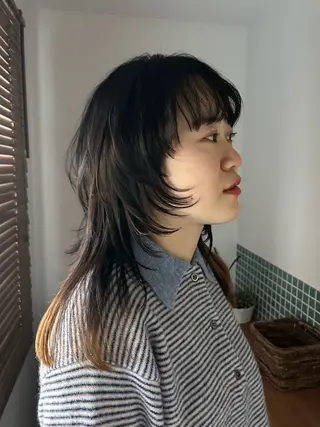 セミロング 岡田 知佳のヘアスタイル