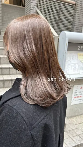 ミディアム カラー ミウラナツサ /レイヤーカットのヘアスタイル