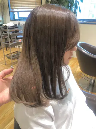 ミディアム カラー 梅山 美侑のヘアスタイル