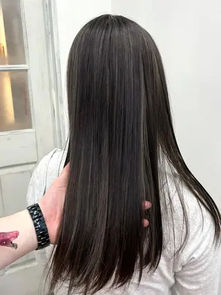 ロング 白いハイライト🤍 タナカリョウスケのヘアスタイル