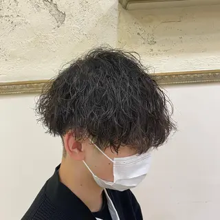パーマ メンズ 三ノ宮フェザーパーマ 蕃本 啓利のヘアスタイル