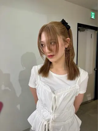 セミロング カラー Yuna/ブリーチ ベージュ ヘアセットのヘアスタイル