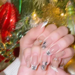 ネイル 𝘙𝘪𝘰𝘯𝘢 ...🕯🤍のネイルデザイン