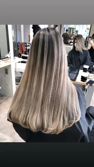 ロング 顔タイプ診断®︎ ハイトーンカラーのヘアスタイル