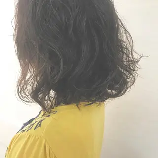 ミディアム パーマ ハイライト✖️ 暗髪🤎Nahoのヘアスタイル