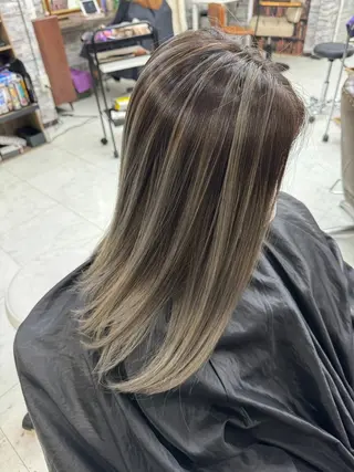 セミロング 土屋朱理/ ハイトーンカラーのヘアスタイル