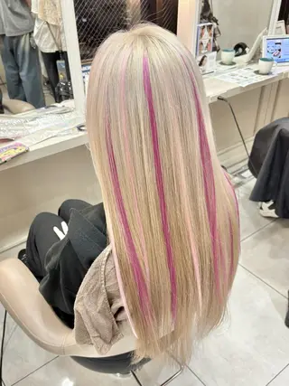 ロング ブロンドブリーチ カラーシールエクステのヘアスタイル