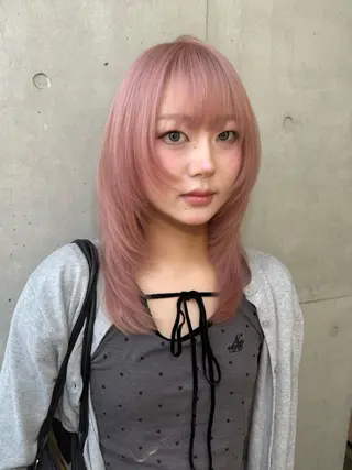 セミロング 淡いハイトーンカラー レイヤーカットゆうかのヘアスタイル