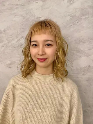 ミディアム カラー maruquee de mashu所属・モモコ/ブリーチ/ ミルクティカラーのヘアスタイル