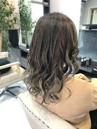 セミロング カラー FAVORE 【ファヴォーレ】のヘアスタイル