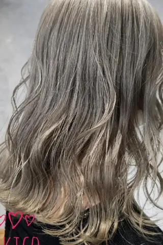 ミディアム LUXBE GALLERY なんば駅前店所属・ラックスビーギャラリ ー AKICOのヘアスタイル