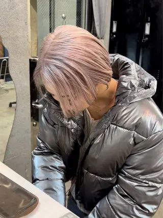 ショート カラー 渡 汐音のヘアスタイル