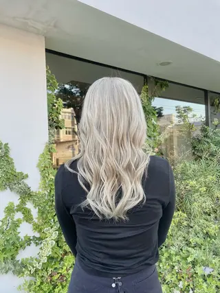 ロング ROZA germe所属・SHIO / ハイトーンカラーのヘアスタイル