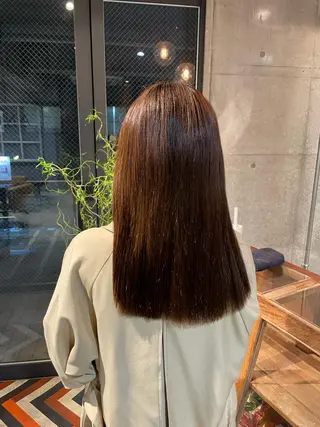 セミロング maina/透明感 ベージュ/ブラウンのヘアスタイル