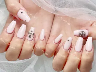 ネイル Salon de Minuit🦩のネイルデザイン