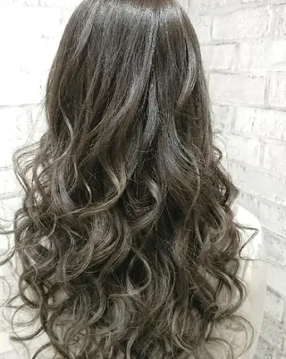 ロング カラー ヘアアレンジ 秋山 幸太のヘアスタイル