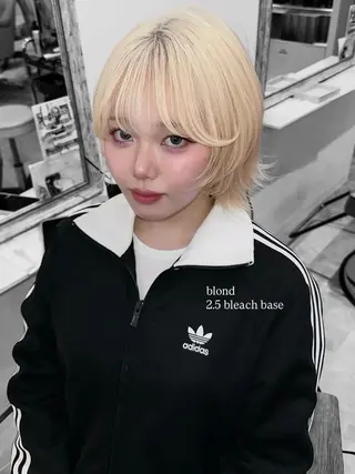 ショート カラー ura/デザイン/ ハイトーン/個性派のヘアスタイル