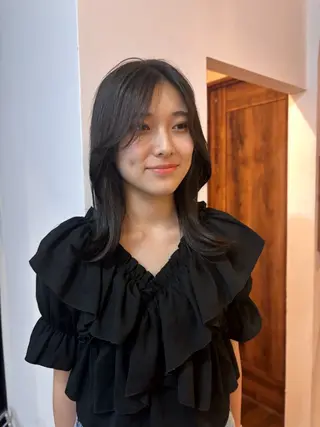 ミディアム ウシロダ メグミのヘアスタイル