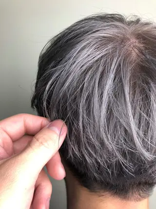 ショート 🌈インナーカラー 手塚直生のヘアスタイル