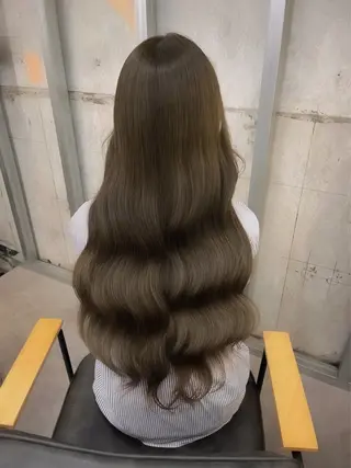 ロング 安田りっか /オリーブカラーのヘアスタイル