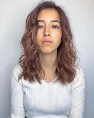 セミロング salowin 原宿 aroa所属・韓国／ハッシュカット ／透明感カラー／金野のヘアスタイル