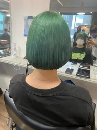 ショート カラー 梅田ハイトーン チダ ヒナノのヘアスタイル