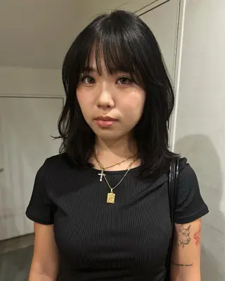 ミディアム hen所属・心斎橋/レイヤー/ ブリーチ/モエのヘアスタイル